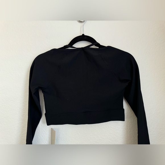 NWT- Halara Ribbed Halter Strap Long Sleeve with Finger Holes Cropped Yoga Top - Picture 3 of 4